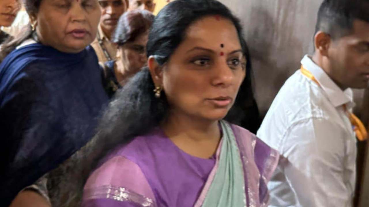 కవిత బెయిల్ పిటిషన్ పై విచారణ వాయిదా వేసిన ఢిల్లీ హైకోర్టు కవిత బెయిల్ పిటిషన్ పై విచారణ వాయిదా వేసిన ఢిల్లీ హైకోర్టు