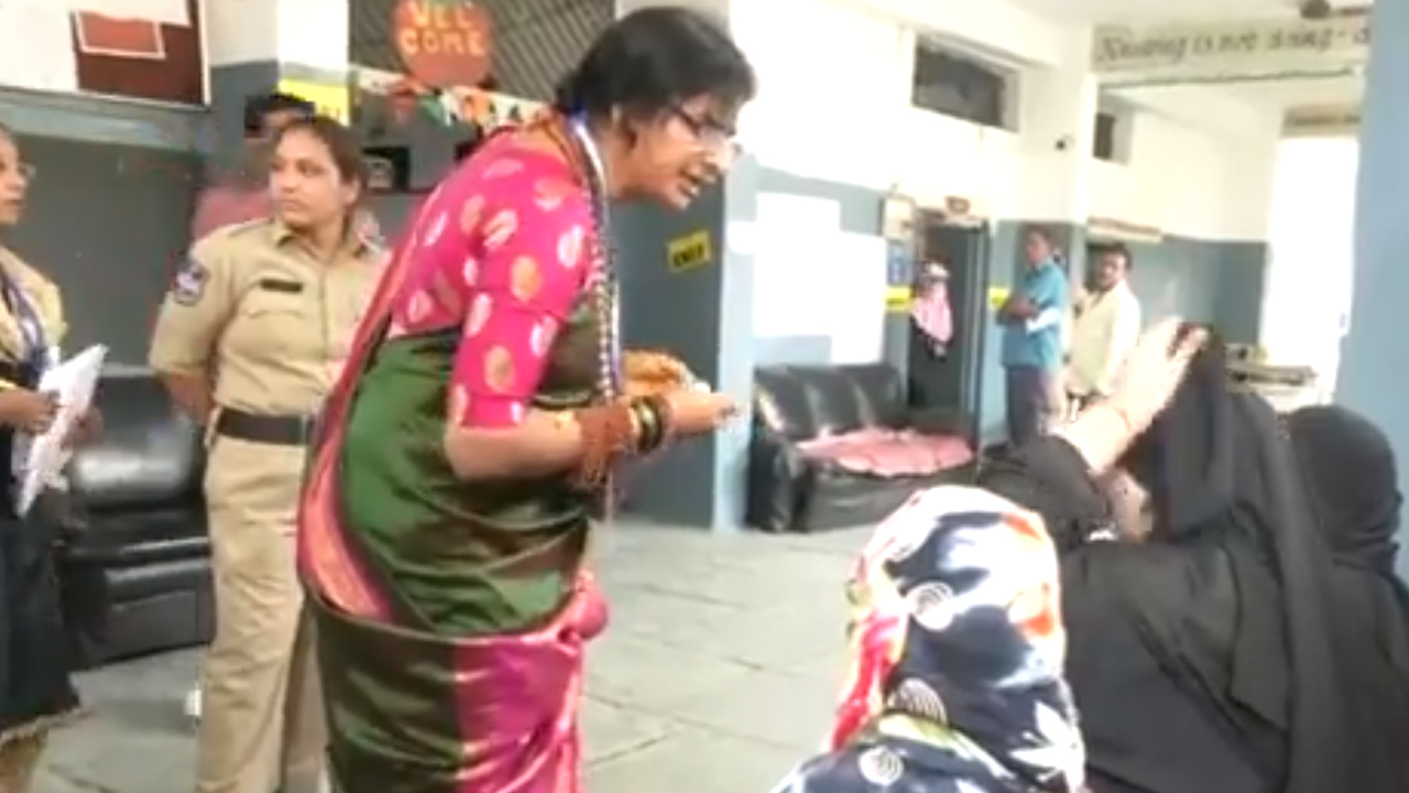 హైదరాబాద్ బీజేపీ ఎంపీ అభ్యర్థి మాధవీలతపై కేసు నమోదు.. సీఎం రేవంత్ ఏమన్నారంటే.. హైదరాబాద్ బీజేపీ ఎంపీ అభ్యర్థి మాధవీలతపై కేసు నమోదు.. సీఎం రేవంత్ ఏమన్నారంటే..