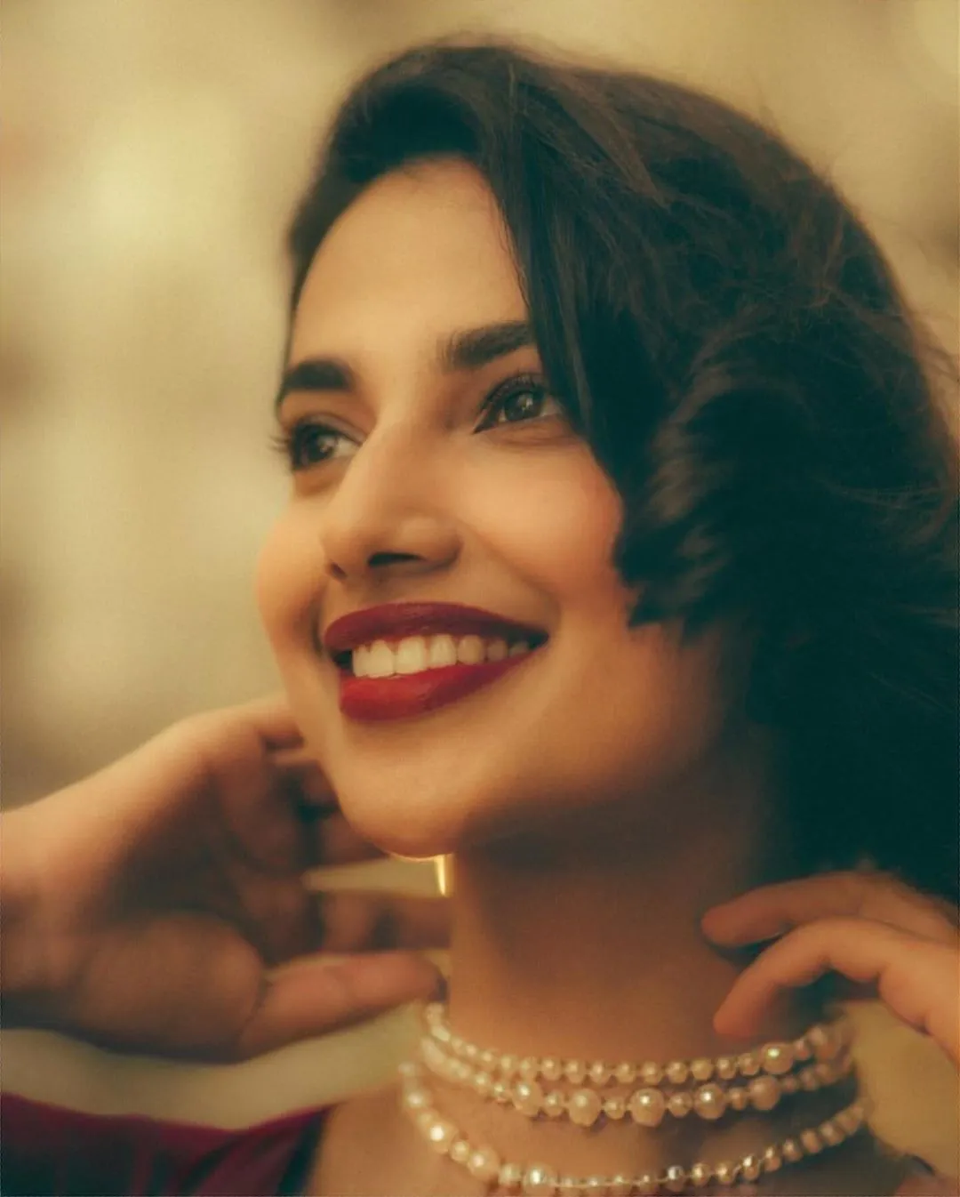 Meenaakshi Chaudhary Mesmerizing Looks