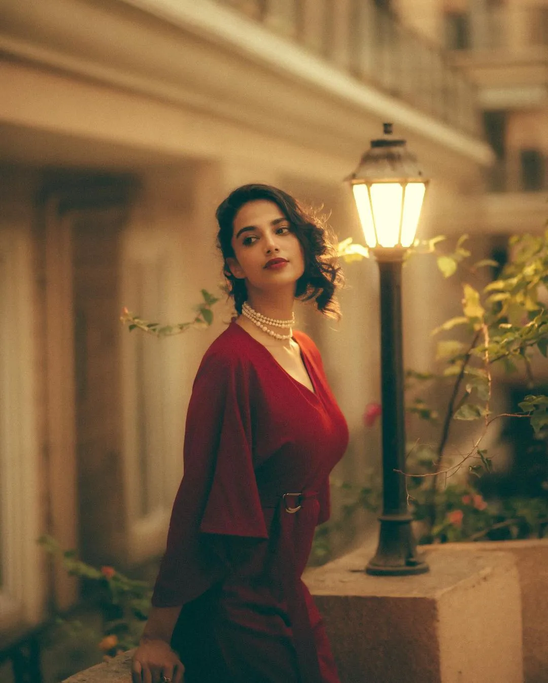 Meenaakshi Chaudhary Mesmerizing Looks