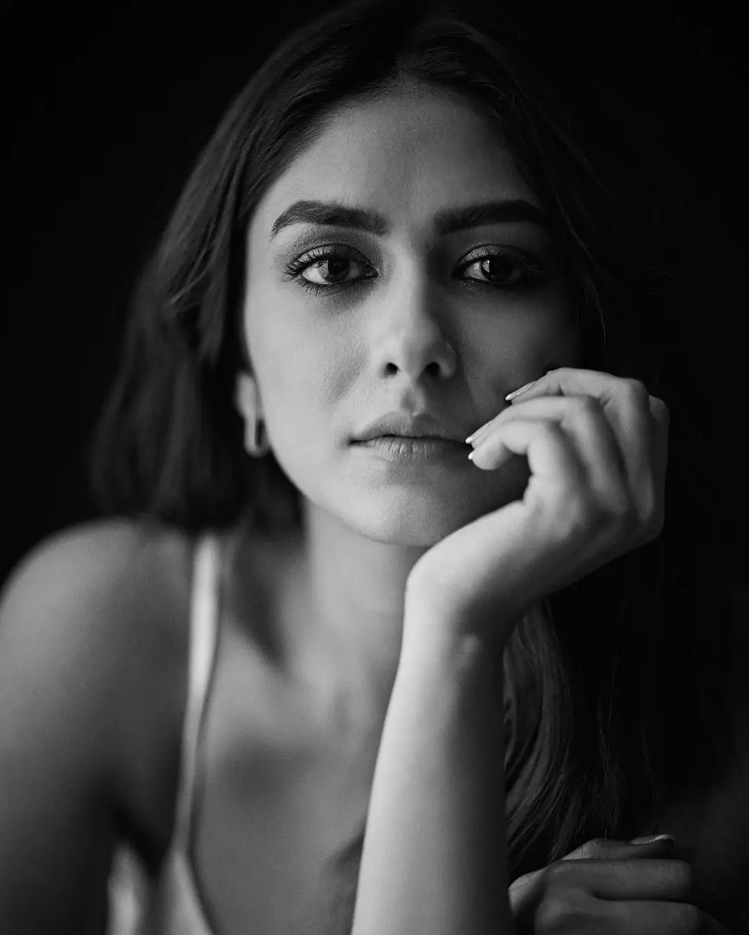 Mrunal Thakur Mesmerizing Looks