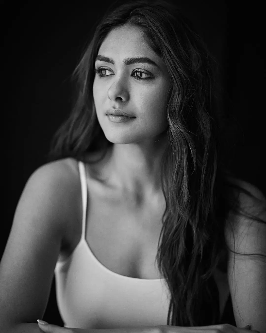 Mrunal Thakur Mesmerizing Looks