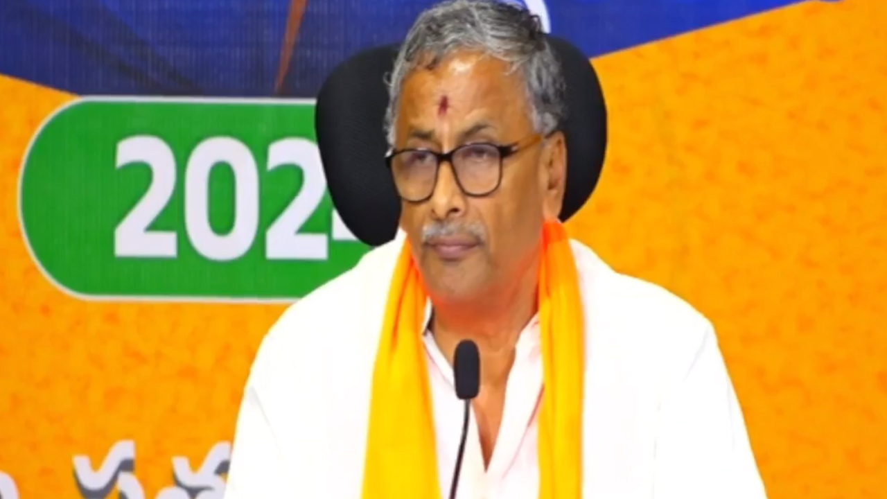 ఇన్ని శాఖలపై ఆరోపణలు వస్తున్నా సీఎం రేవంత్ మాట్లాడం లేదు: ఎన్వీఎస్ఎస్ ప్రభాకర్ ఇన్ని శాఖలపై ఆరోపణలు వస్తున్నా సీఎం రేవంత్ మాట్లాడం లేదు: ఎన్వీఎస్ఎస్ ప్రభాకర్