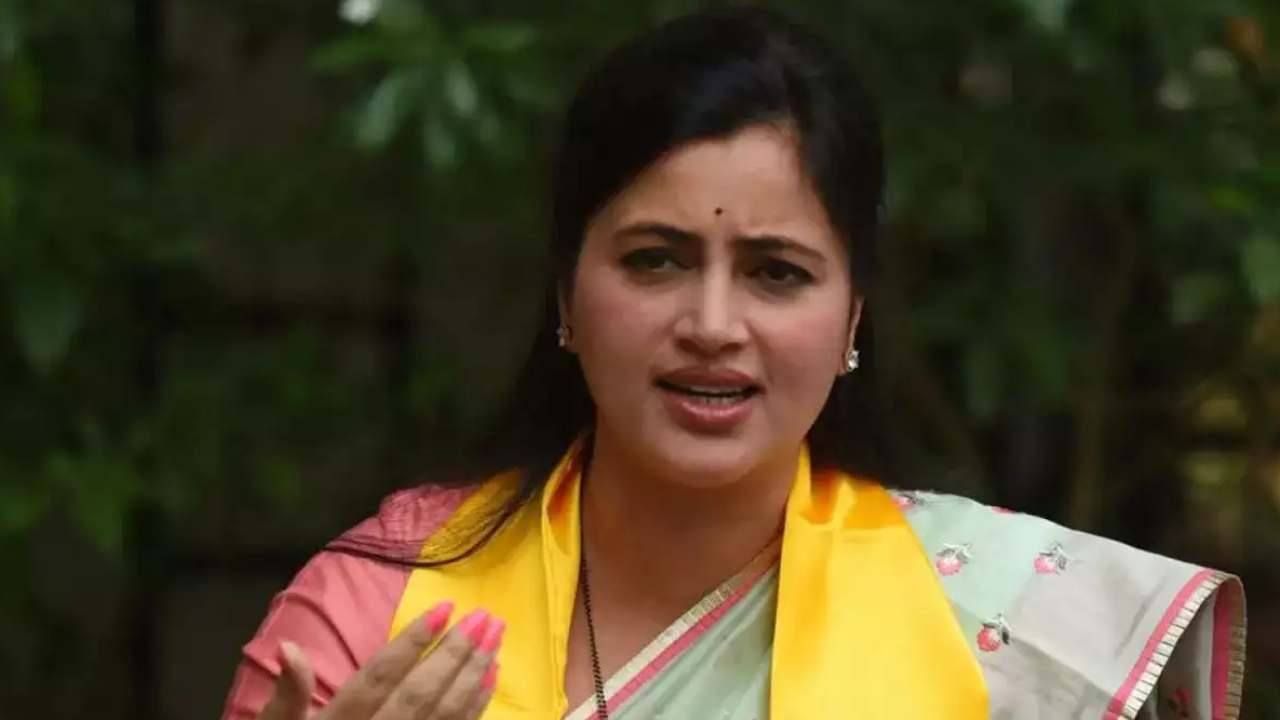 Navneet Kaur Rana : షాద్నగర్ పీఎస్లో బీజేపీ ఎంపీ నవనీత్ కౌర్పై కేసు నమోదు.. ఎందుకంటే? Navneet Kaur Rana : షాద్నగర్ పీఎస్లో బీజేపీ ఎంపీ నవనీత్ కౌర్పై కేసు నమోదు.. ఎందుకంటే?