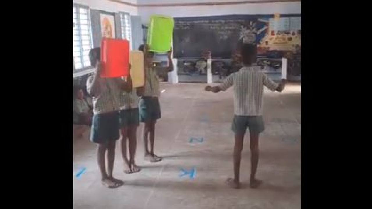 Video: ట్రాఫిక్ రూల్స్పై ఈ చిన్నారులు ఎంత చక్కగా అవగాహన పొందుతున్నారో చూడండి Video: ట్రాఫిక్ రూల్స్పై ఈ చిన్నారులు ఎంత చక్కగా అవగాహన పొందుతున్నారో చూడండి