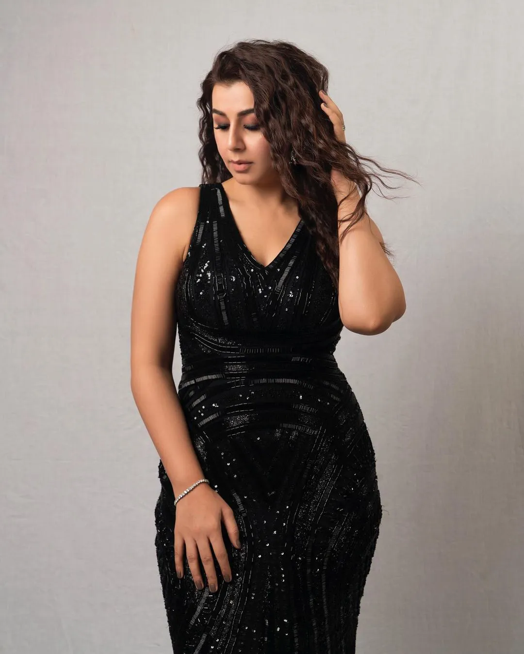 Nikkii Galrani Shines in Black Dress
