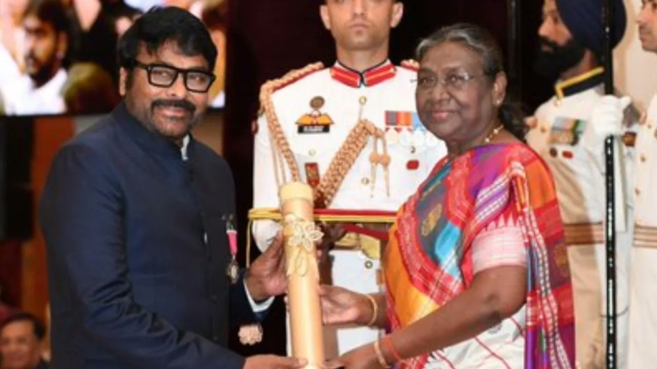 Chiranjeevi : పద్మవిభూషణ్ పురస్కారం అందుకున్న మెగాస్టార్ చిరంజీవి.. ఫోటోలు వైర‌ల్‌
