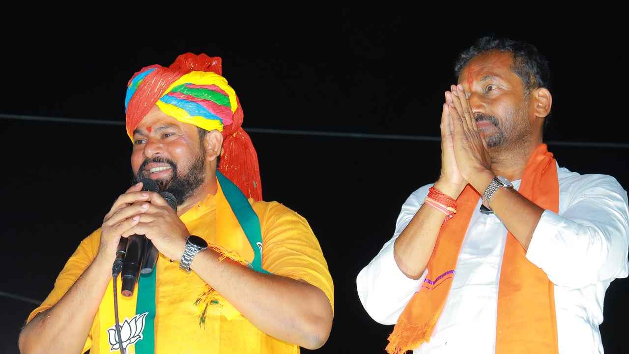 Raghunandan Rao Madhavaneni : దేశానికి రాహుల్ లాంటి పప్పు కావాలా..? మోడీ వంటి వీరుడు కావాలా?- రాజాసింగ్ Raghunandan Rao Madhavaneni : దేశానికి రాహుల్ లాంటి పప్పు కావాలా..? మోడీ వంటి వీరుడు కావాలా?- రాజాసింగ్