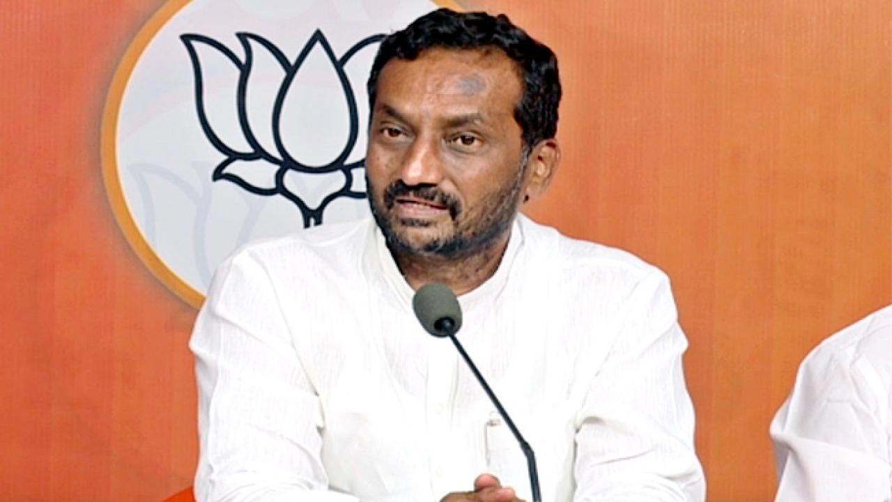 బీఆర్ఎస్ పార్టీపై సంచలన వ్యాఖ్యలు చేసిన బీజేపీ నేత రఘునందన్ రావు బీఆర్ఎస్ పార్టీపై సంచలన వ్యాఖ్యలు చేసిన బీజేపీ నేత రఘునందన్ రావు