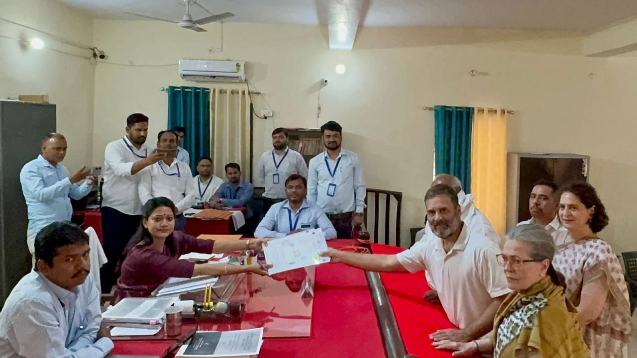 రాయ్బరేలీ నుంచి రాహుల్ గాంధీ నామినేషన్ దాఖలు.. కాంగ్రెస్ అగ్రనేతలతో కలిసి రోడ్ షో రాయ్బరేలీ నుంచి రాహుల్ గాంధీ నామినేషన్ దాఖలు.. కాంగ్రెస్ అగ్రనేతలతో కలిసి రోడ్ షో
