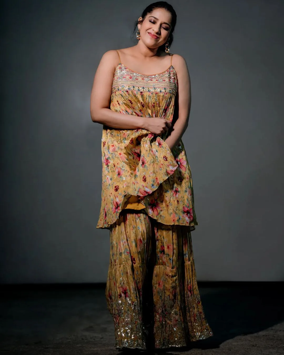 Rashmi Gautam Ravishing Looks