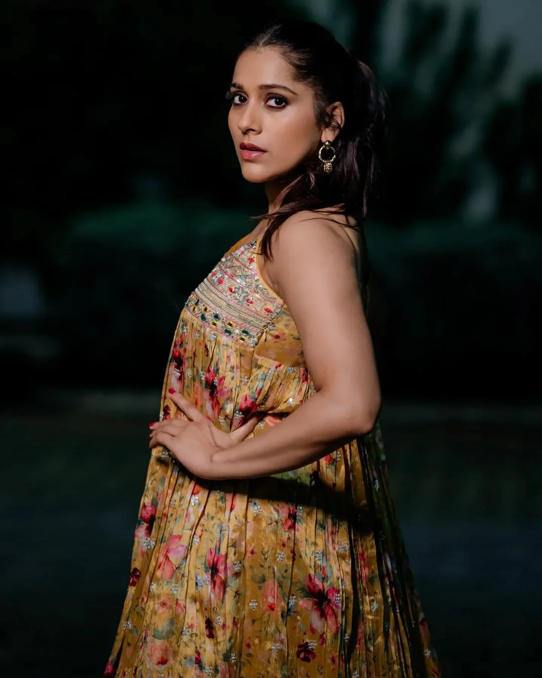 Rashmi Gautam Ravishing Looks