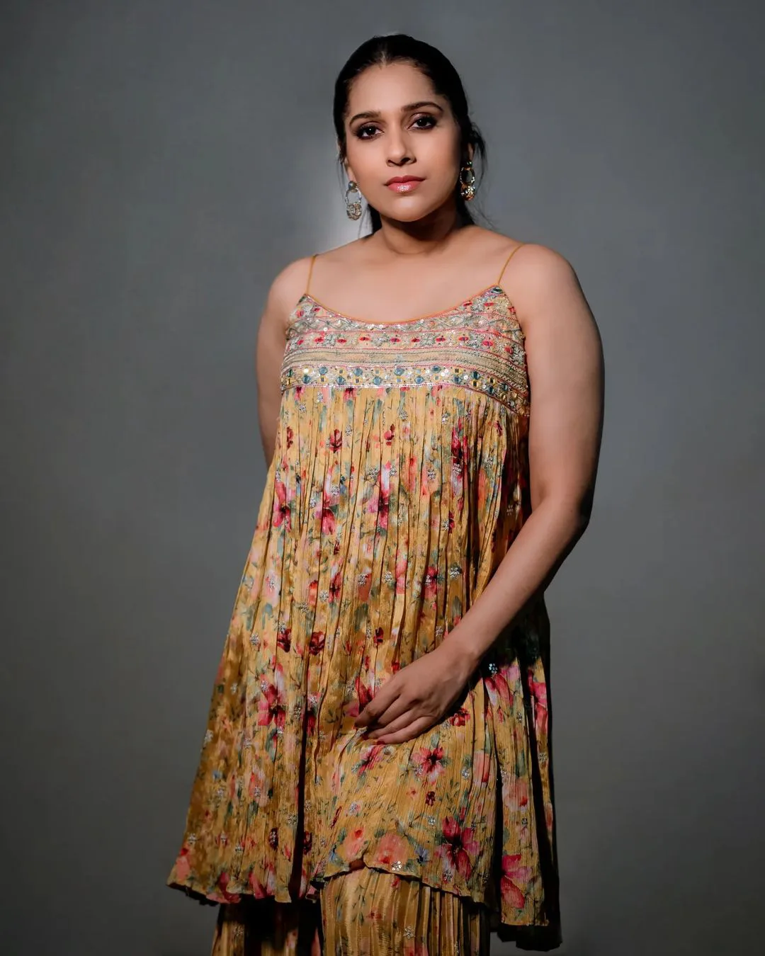 Rashmi Gautam Ravishing Looks