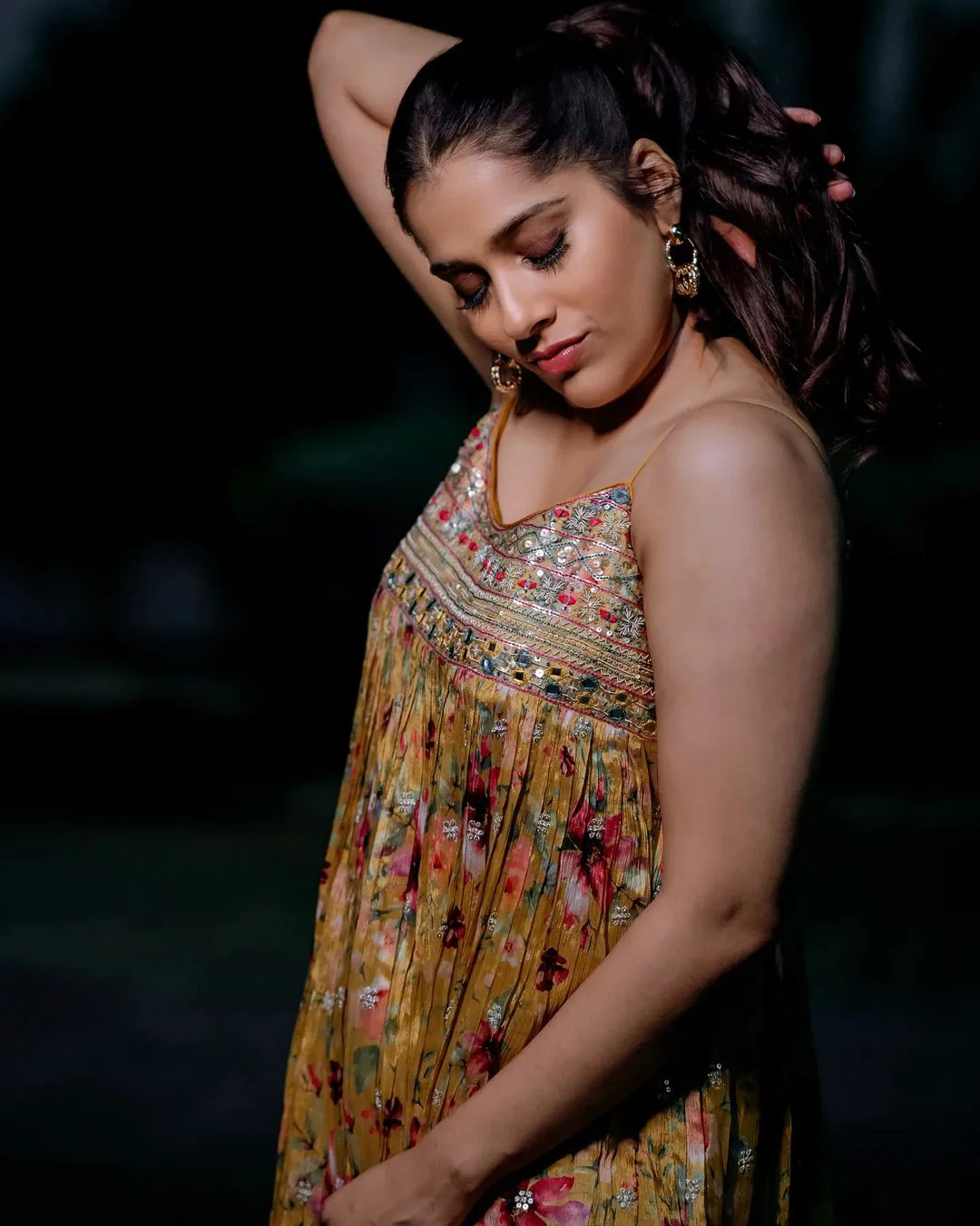 Rashmi Gautam Ravishing Looks