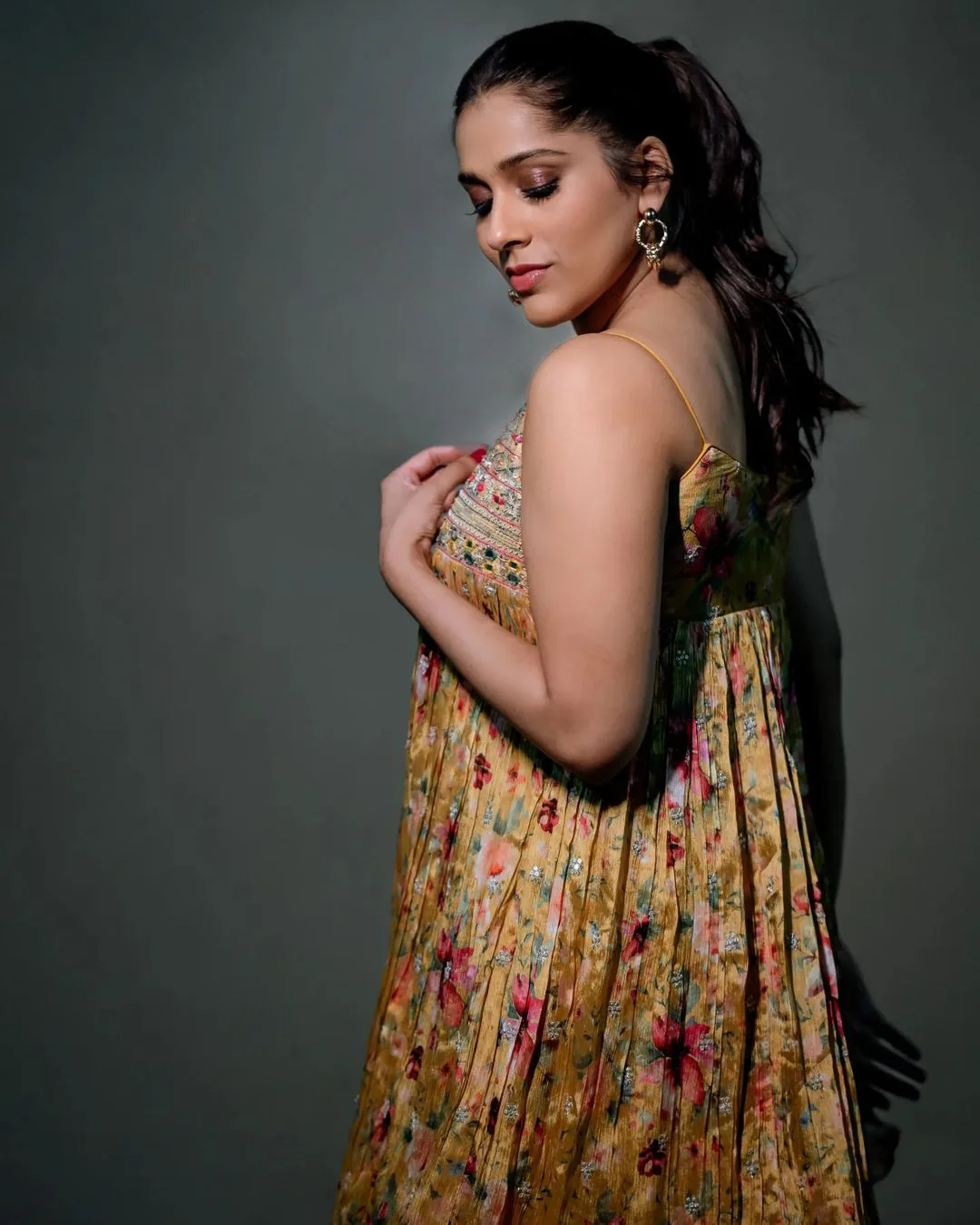 Rashmi Gautam Ravishing Looks