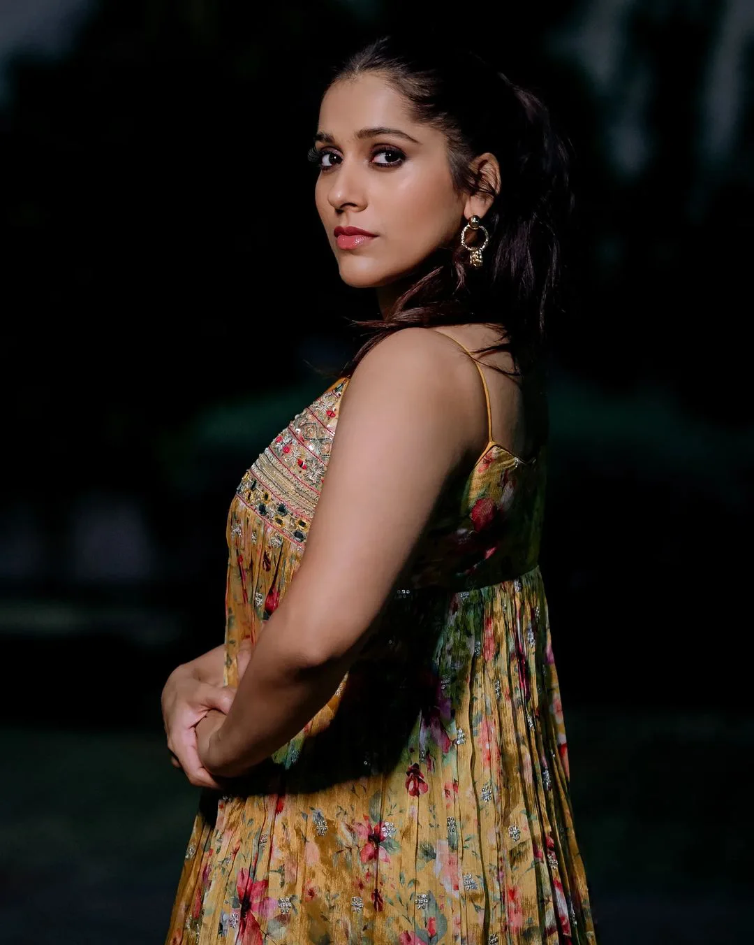 Rashmi Gautam Ravishing Looks