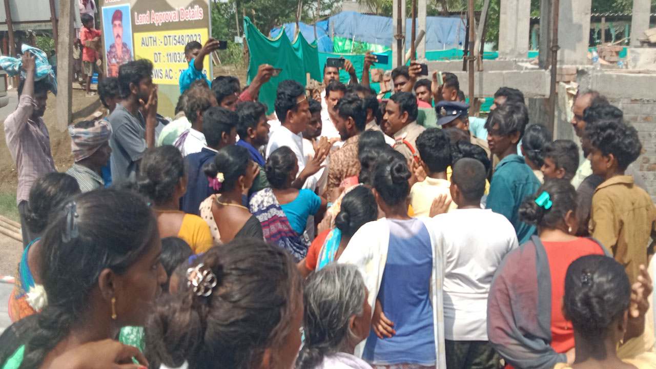 పశ్చిమగోదావరి జిల్లా రావిపాడు గ్రామంలో తీవ్ర ఉద్రిక్తత.. 144 సెక్షన్ విధించిన పోలీసులు పశ్చిమగోదావరి జిల్లా రావిపాడు గ్రామంలో తీవ్ర ఉద్రిక్తత.. 144 సెక్షన్ విధించిన పోలీసులు