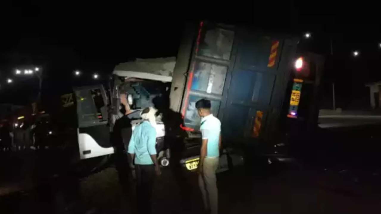 Road Accident : ఘోర రోడ్డు ప్రమాదం.. ఆగిఉన్న బస్సును ఢీకొట్టిన ట్రక్కు.. 11మంది భక్తులు మృతి Road Accident : ఘోర రోడ్డు ప్రమాదం.. ఆగిఉన్న బస్సును ఢీకొట్టిన ట్రక్కు.. 11మంది భక్తులు మృతి