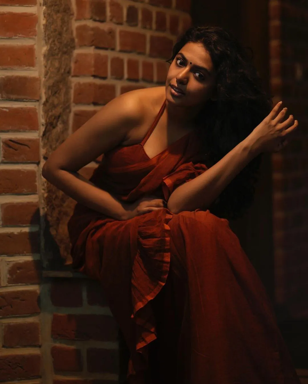 Shivani Rajashekar Sizzling Photos in Saree
