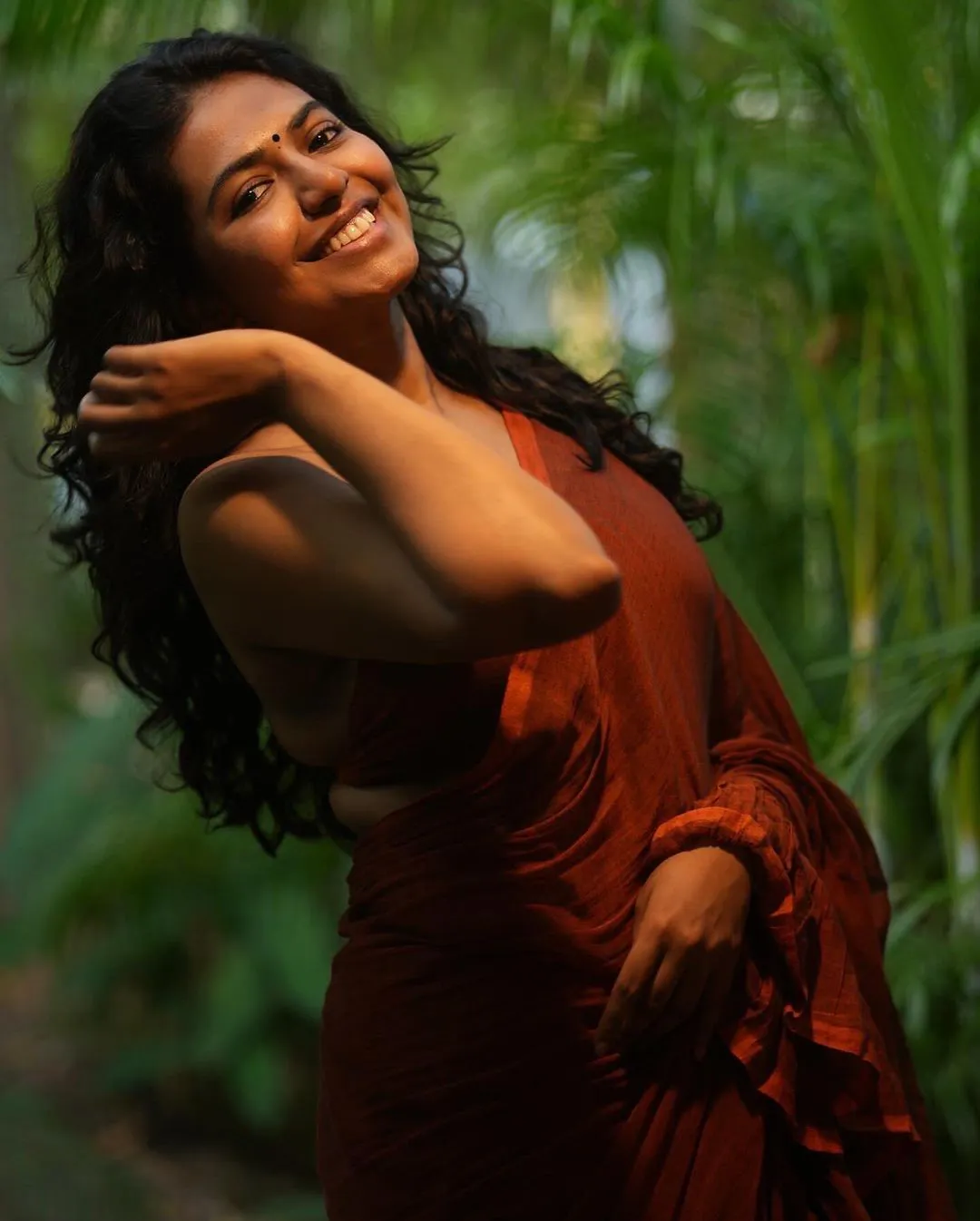Shivani Rajashekar Sizzling Photos in Saree