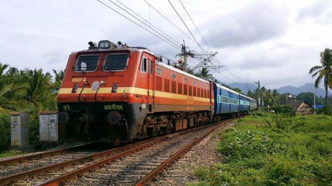 Special Train : ఏపీ వెళ్లేవారికి గుడ్ న్యూస్.. ఎన్నికల నేపథ్యంలో సికింద్రాబాద్ నుంచి విశాఖకు ప్రత్యేక రైలు.. ఏఏ స్టేషన్లో ఆగుతుందంటే? Special Train : ఏపీ వెళ్లేవారికి గుడ్ న్యూస్.. ఎన్నికల నేపథ్యంలో సికింద్రాబాద్ నుంచి విశాఖకు ప్రత్యేక రైలు.. ఏఏ స్టేషన్లో ఆగుతుందంటే?
