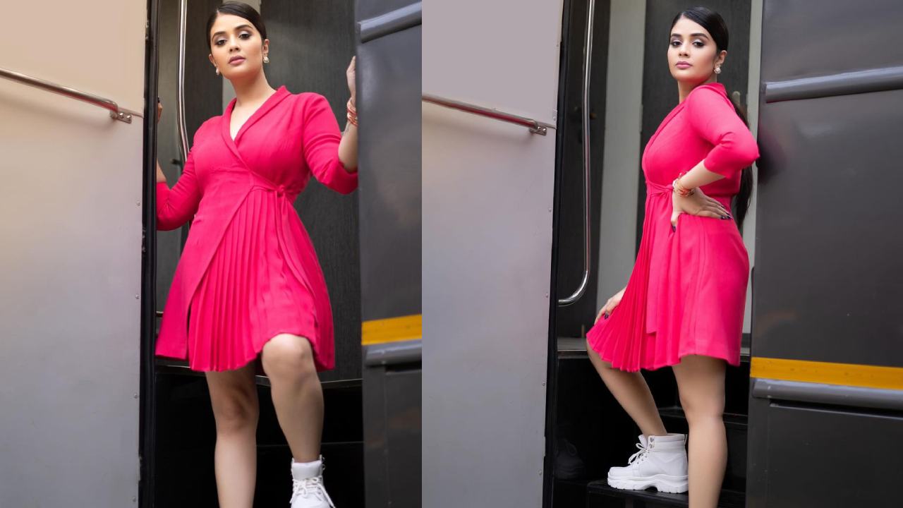 Sreemukhi : బుల్లి గౌనులో యాంకర్ శ్రీముఖి పోజులు..