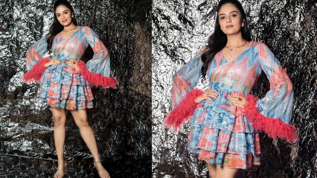 Sreemukhi : బుల్లి గౌనులో శ్రీముఖి పోజులు..