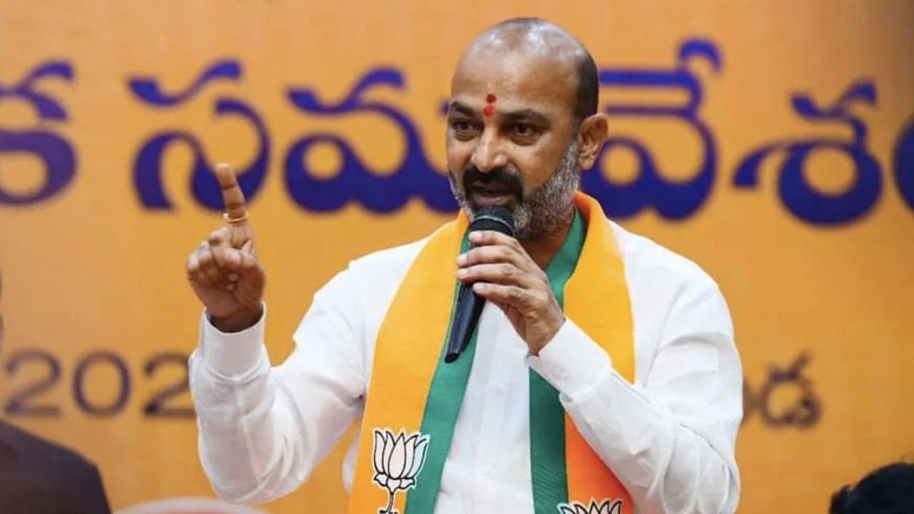 Bandi Sanjay : కొత్తపల్లిలో కాంగ్రెస్పై బండి సంజయ్ హాట్ కామెంట్స్! Bandi Sanjay : కొత్తపల్లిలో కాంగ్రెస్పై బండి సంజయ్ హాట్ కామెంట్స్!