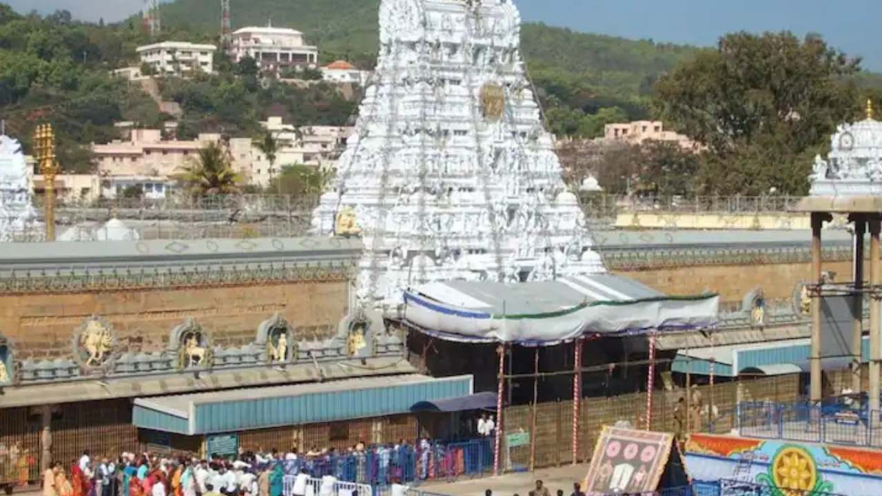 Tirumala Information : వేసవి సెలవుల ఎఫెక్ట్.. తిరుమలలో పెరిగిన భక్తుల రద్దీ Tirumala Information : వేసవి సెలవుల ఎఫెక్ట్.. తిరుమలలో పెరిగిన భక్తుల రద్దీ
