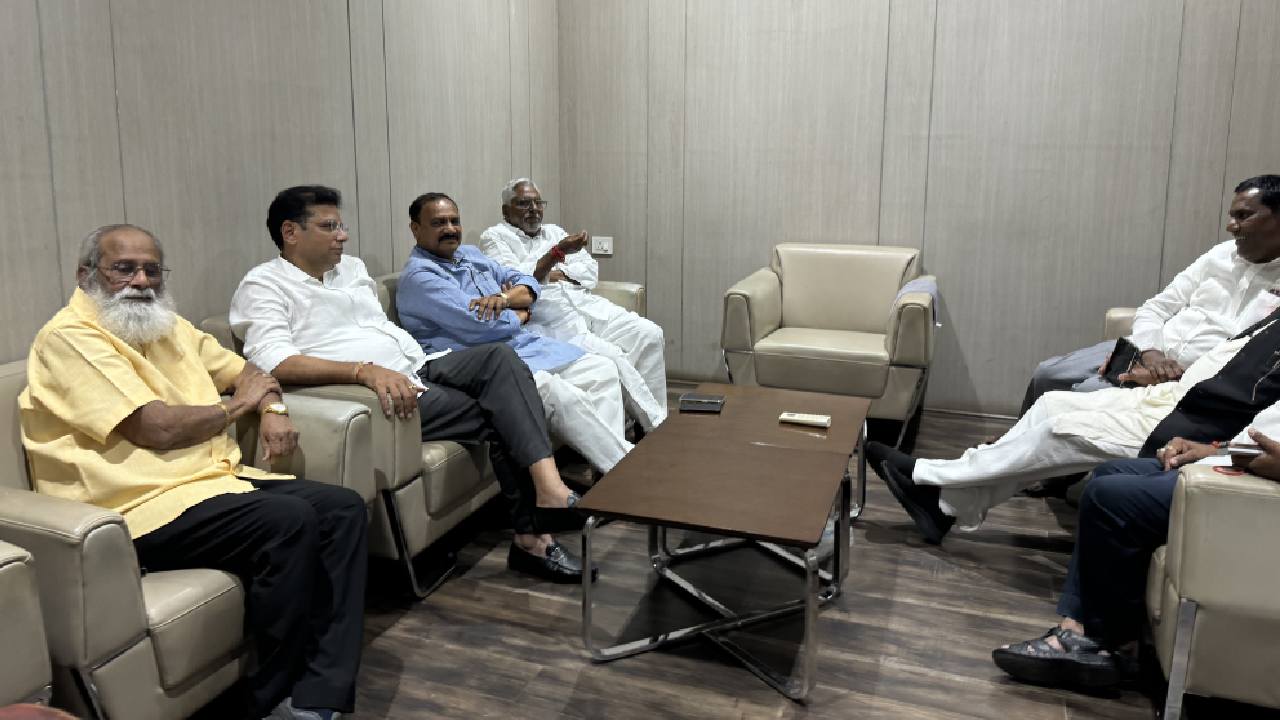 ఉత్తమ్, శ్రీధర్ బాబుతో బీజేపీ ఎంపీ, దర్శకుడు రాజమౌళి తండ్రి విజయేంద్ర ప్రసాద్ భేటీ ఉత్తమ్, శ్రీధర్ బాబుతో బీజేపీ ఎంపీ, దర్శకుడు రాజమౌళి తండ్రి విజయేంద్ర ప్రసాద్ భేటీ
