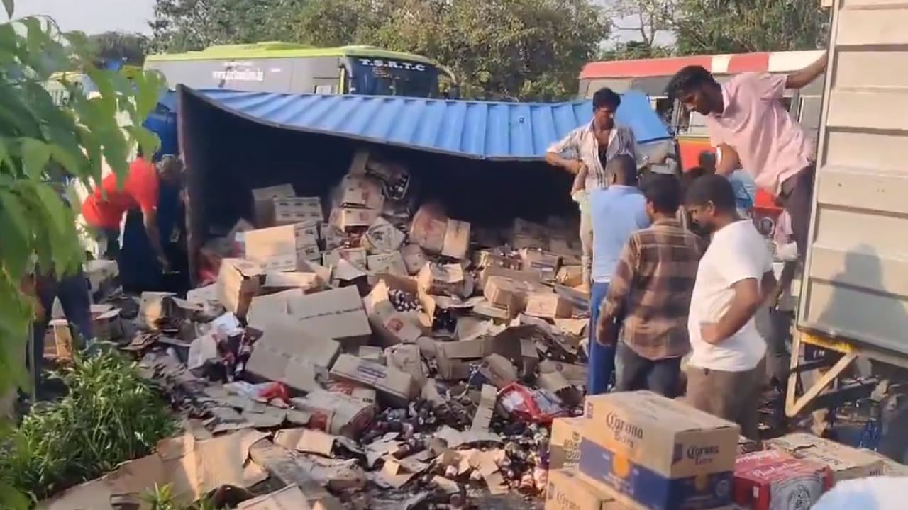 Hyderabad: మద్యం తరలిస్తున్న లారీ బోల్తా.. సీసాల కోసం ఎగబడ్డ స్థానికులు.. వీడియో Hyderabad: మద్యం తరలిస్తున్న లారీ బోల్తా.. సీసాల కోసం ఎగబడ్డ స్థానికులు.. వీడియో