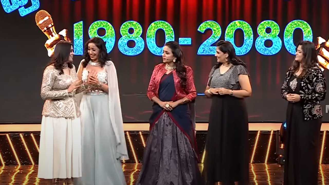 Lady Anchors : సుమతో సహా అయిదుగురు మహిళా యాంకర్లు ఒకే స్టేజిపై.. సందడే సందడి.. Lady Anchors : సుమతో సహా అయిదుగురు మహిళా యాంకర్లు ఒకే స్టేజిపై.. సందడే సందడి..