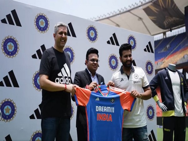 టీమ్ఇండియా కొత్త జెర్సీతో రోహిత్, జై షా టీమ్ఇండియా కొత్త జెర్సీతో రోహిత్, జై షా