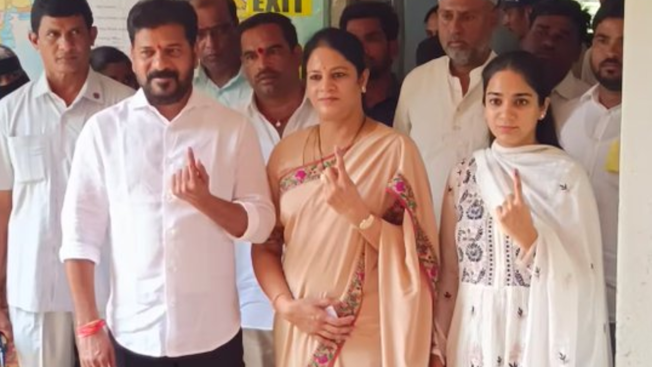 CM Revanth Reddy: కొడంగల్లో కుటుంబ సమేతంగా ఓటు హక్కు వినియోగించుకున్న సీఎం రేవంత్ రెడ్డి CM Revanth Reddy: కొడంగల్లో కుటుంబ సమేతంగా ఓటు హక్కు వినియోగించుకున్న సీఎం రేవంత్ రెడ్డి
