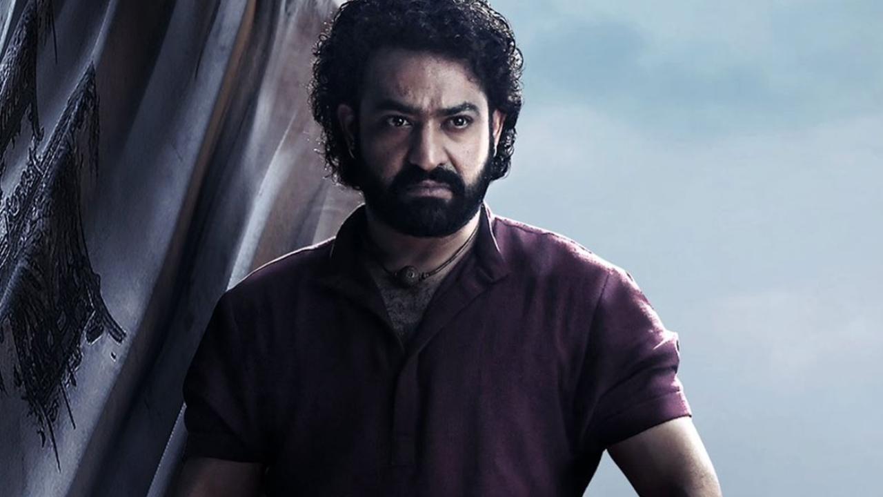Devara Story Leak : వీడెవడ్రా బాబు.. ‘దేవర’ సినిమా స్టోరీ మొత్తం లీక్ చేసేశాడు.. పదివేల మందితో సీన్ .. Devara Story Leak : వీడెవడ్రా బాబు.. ‘దేవర’ సినిమా స్టోరీ మొత్తం లీక్ చేసేశాడు.. పదివేల మందితో సీన్ ..
