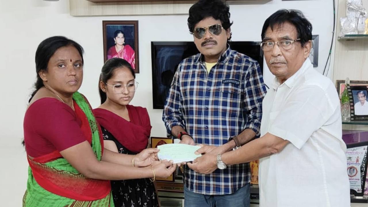 Krishna Sai : పేద విద్యార్థినికి సాయం చేసిన హీరో.. Krishna Sai : పేద విద్యార్థినికి సాయం చేసిన హీరో..