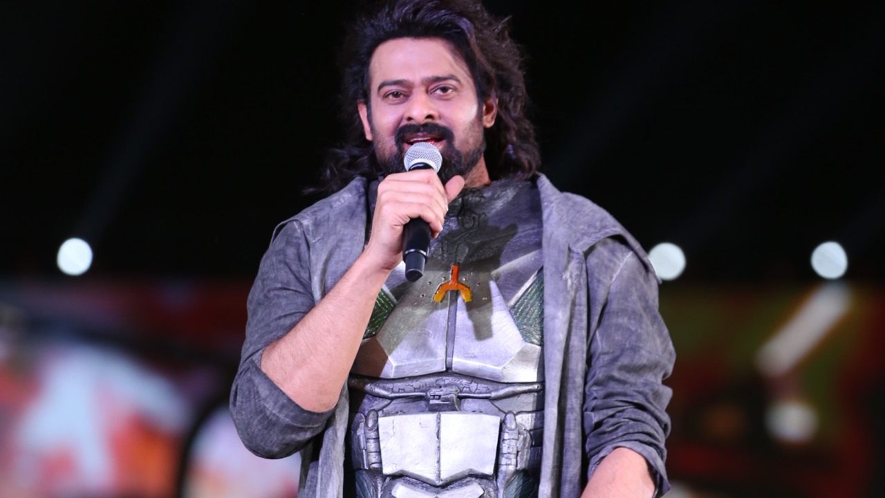 Prabhas : అభిమానులకు సారీ చెప్పిన ప్రభాస్.. కల్కి ఈవెంట్ లో ప్రభాస్ స్పీచ్ ఏం మాట్లాడాడు..? Prabhas : అభిమానులకు సారీ చెప్పిన ప్రభాస్.. కల్కి ఈవెంట్ లో ప్రభాస్ స్పీచ్ ఏం మాట్లాడాడు..?