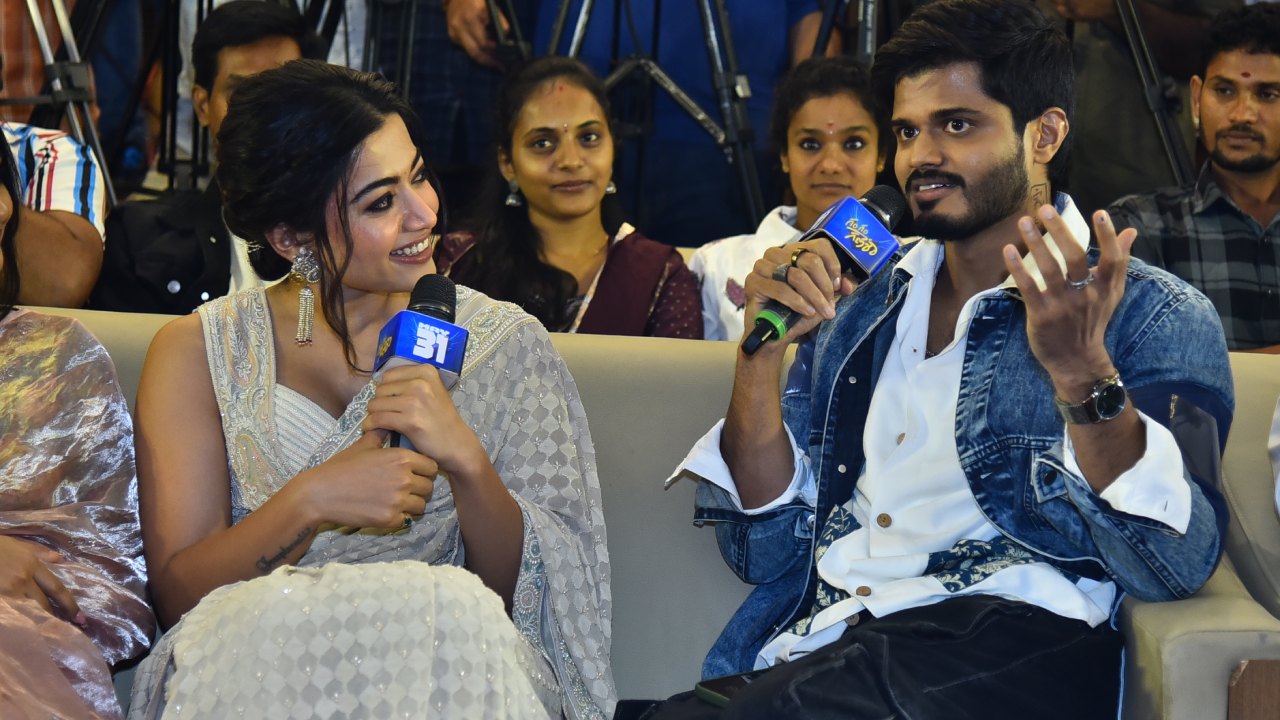 Rashmika – Anand : నీ యబ్బ.. ఆనంద్ నువ్వు నా ఫ్యామిలిరా.. రష్మికని ఆడేసుకున్న విజయ్ తమ్ముడు.. Rashmika – Anand : నీ యబ్బ.. ఆనంద్ నువ్వు నా ఫ్యామిలిరా.. రష్మికని ఆడేసుకున్న విజయ్ తమ్ముడు..