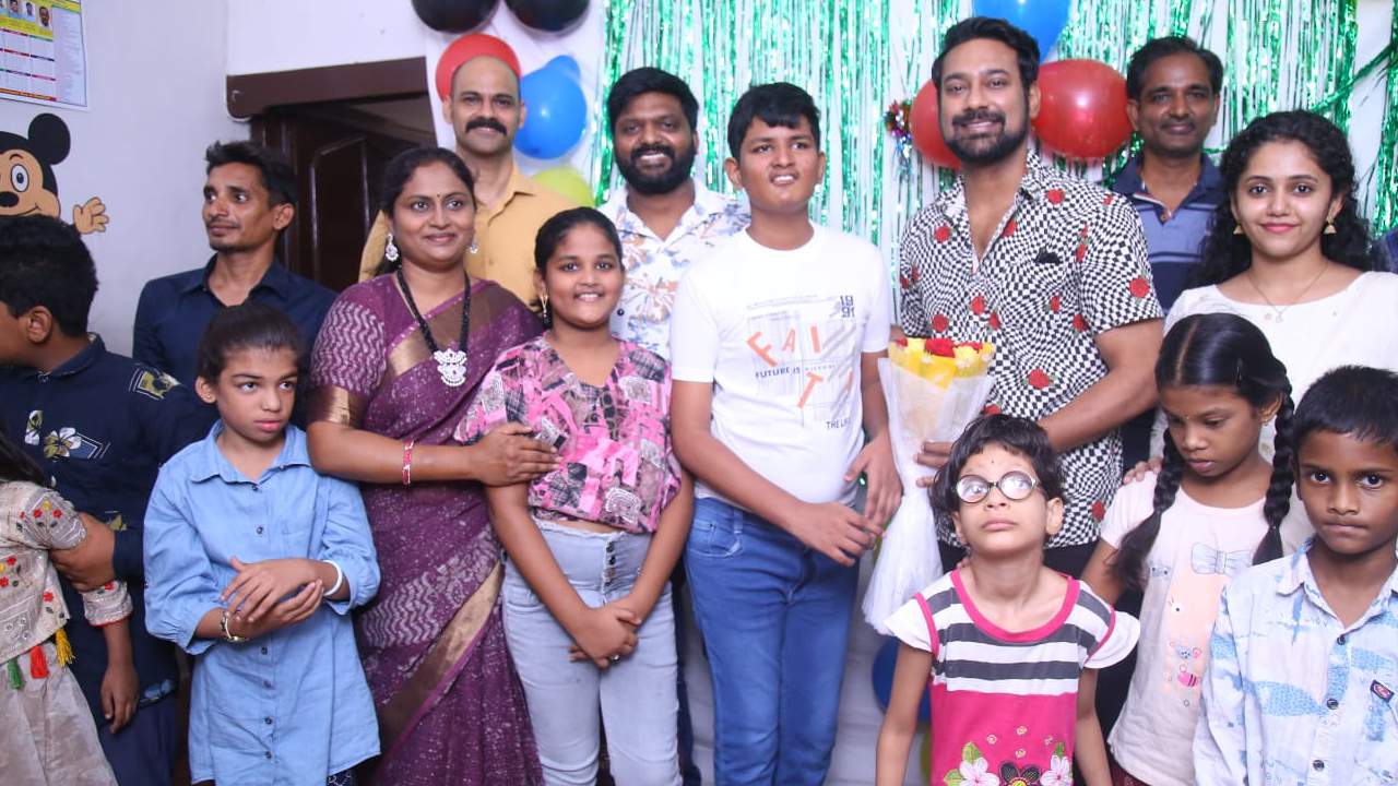 Varun Sandesh : మానసిక వైకల్యం స్పెషల్ స్కూల్లో పిల్లలతో సాంగ్ రిలీజ్ చేపించిన వరుణ్ సందేశ్.. Varun Sandesh : మానసిక వైకల్యం స్పెషల్ స్కూల్లో పిల్లలతో సాంగ్ రిలీజ్ చేపించిన వరుణ్ సందేశ్..