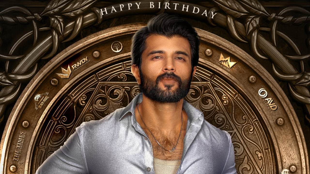 Vijay Deverakonda : విజయ్ దేవరకొండ బర్త్ డే స్పెషల్.. అభిమానులకు, ప్రేక్షకులకు సరికొత్తగా దగ్గరైన హీరో.. Vijay Deverakonda : విజయ్ దేవరకొండ బర్త్ డే స్పెషల్.. అభిమానులకు, ప్రేక్షకులకు సరికొత్తగా దగ్గరైన హీరో..