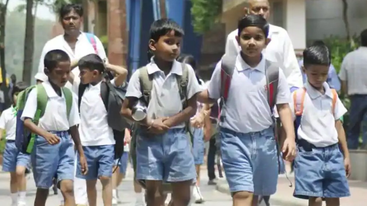 AP Summer Holidays : ఏపీలో వేసవి సెలవులు పొడిగింపు.. స్కూల్స్ రీఓపెన్ ఎప్పుడంటే? AP Summer Holidays : ఏపీలో వేసవి సెలవులు పొడిగింపు.. స్కూల్స్ రీఓపెన్ ఎప్పుడంటే?