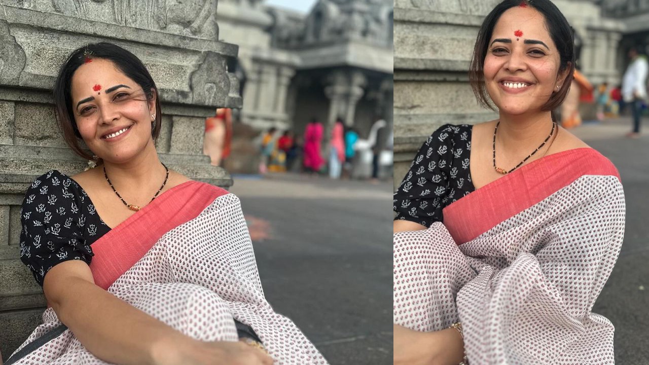 Anasuya Bharadwaj : గుడిలో పద్ధతిగా ప్రశాంతంగా అనసూయ..