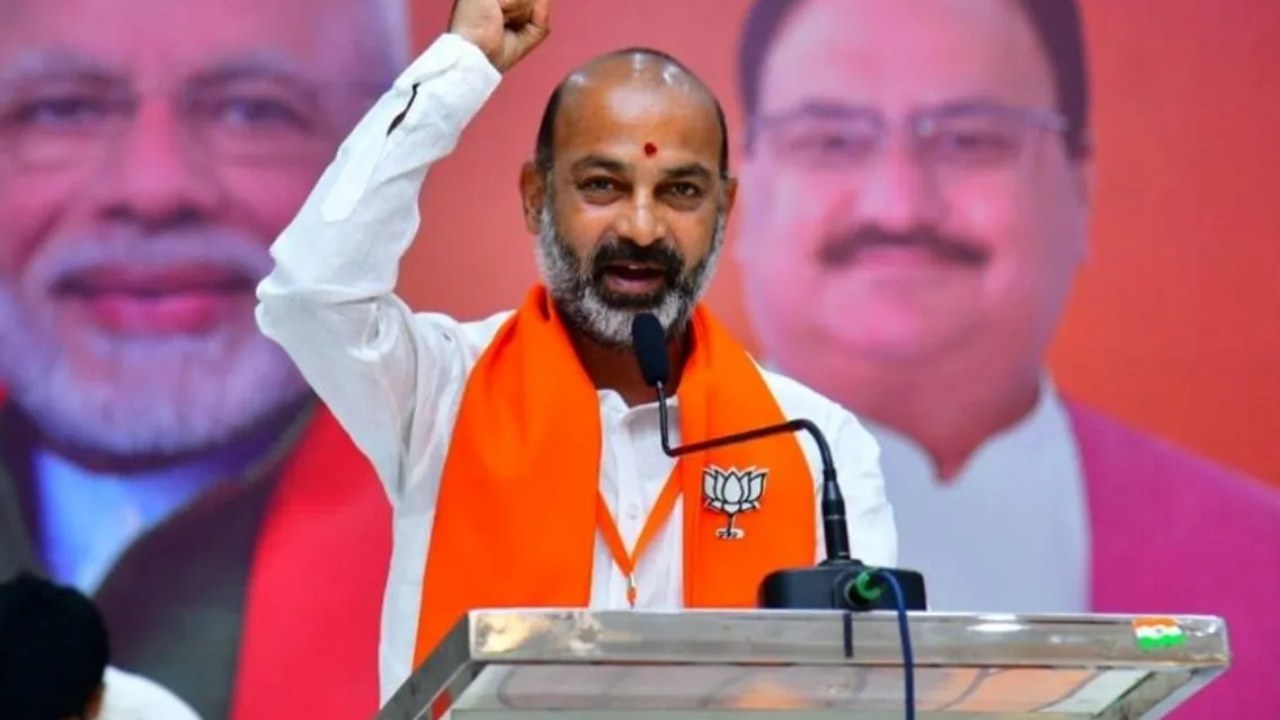 Bandi Sanjay Kumar : కేంద్ర మంత్రిగా బండి సంజయ్.. కరీంనగర్ ప్రజలకు రుణపడి ఉంటా..! Bandi Sanjay Kumar : కేంద్ర మంత్రిగా బండి సంజయ్.. కరీంనగర్ ప్రజలకు రుణపడి ఉంటా..!