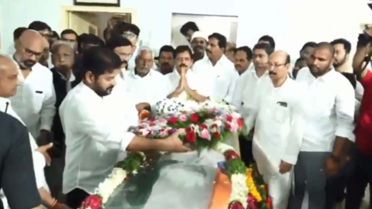 వారితో చర్చించి డీఎస్ జ్ఞాపకార్ధం ఏం చేయాలో నిర్ణయిస్తాం : సీఎం రేవంత్ రెడ్డి వారితో చర్చించి డీఎస్ జ్ఞాపకార్ధం ఏం చేయాలో నిర్ణయిస్తాం : సీఎం రేవంత్ రెడ్డి