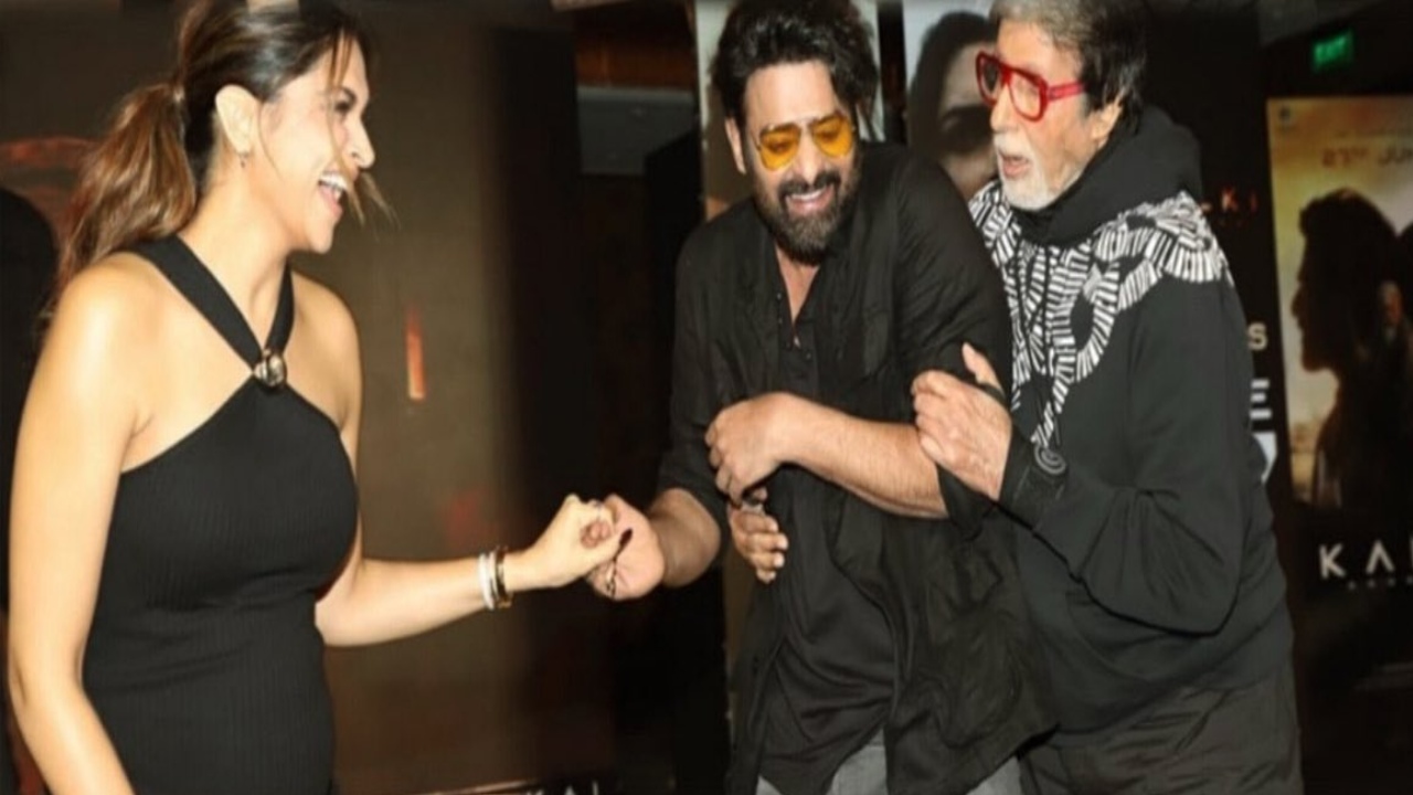 Kalki Pre Release Event : కల్కి ప్రీ రిలీజ్ ఈవెంట్లో దీన్ని గమనించారా..? దీపిక చేతిని ప్రభాస్ పట్టుకోగా.. అమితాబ్ ఏం చేశాడంటే..? Kalki Pre Release Event : కల్కి ప్రీ రిలీజ్ ఈవెంట్లో దీన్ని గమనించారా..? దీపిక చేతిని ప్రభాస్ పట్టుకోగా.. అమితాబ్ ఏం చేశాడంటే..?