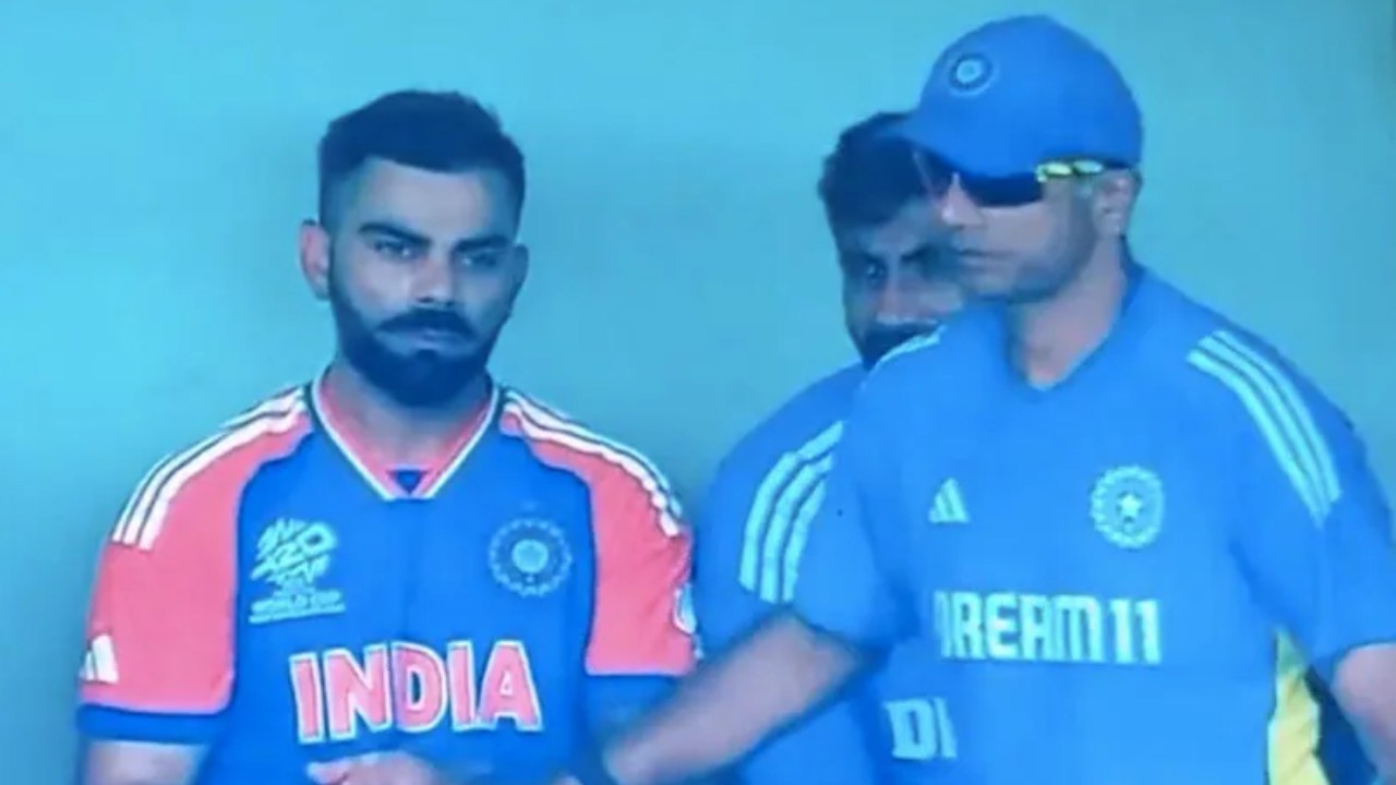 Virat Kohli : డగౌట్లో కదలకుండా కూర్చొన్న కోహ్లి.. కోచ్ ద్రవిడ్ ఏం చేశాడంటే..? Virat Kohli : డగౌట్లో కదలకుండా కూర్చొన్న కోహ్లి.. కోచ్ ద్రవిడ్ ఏం చేశాడంటే..?