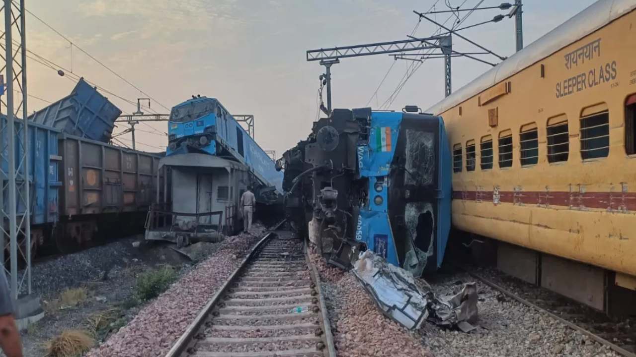 Train Accident : ఢీకున్న రెండు రైళ్లు.. తృటిలో తప్పిన ఘోర ప్రమాదం Train Accident : ఢీకున్న రెండు రైళ్లు.. తృటిలో తప్పిన ఘోర ప్రమాదం