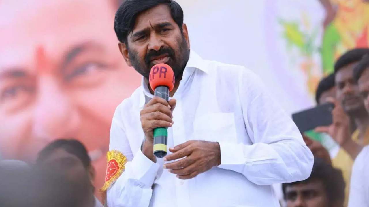 ఆ ఎమ్మెల్యేలపై అనర్హత వేటు వేయండి : మాజీ మంత్రి జగదీశ్ రెడ్డి ఆ ఎమ్మెల్యేలపై అనర్హత వేటు వేయండి : మాజీ మంత్రి జగదీశ్ రెడ్డి