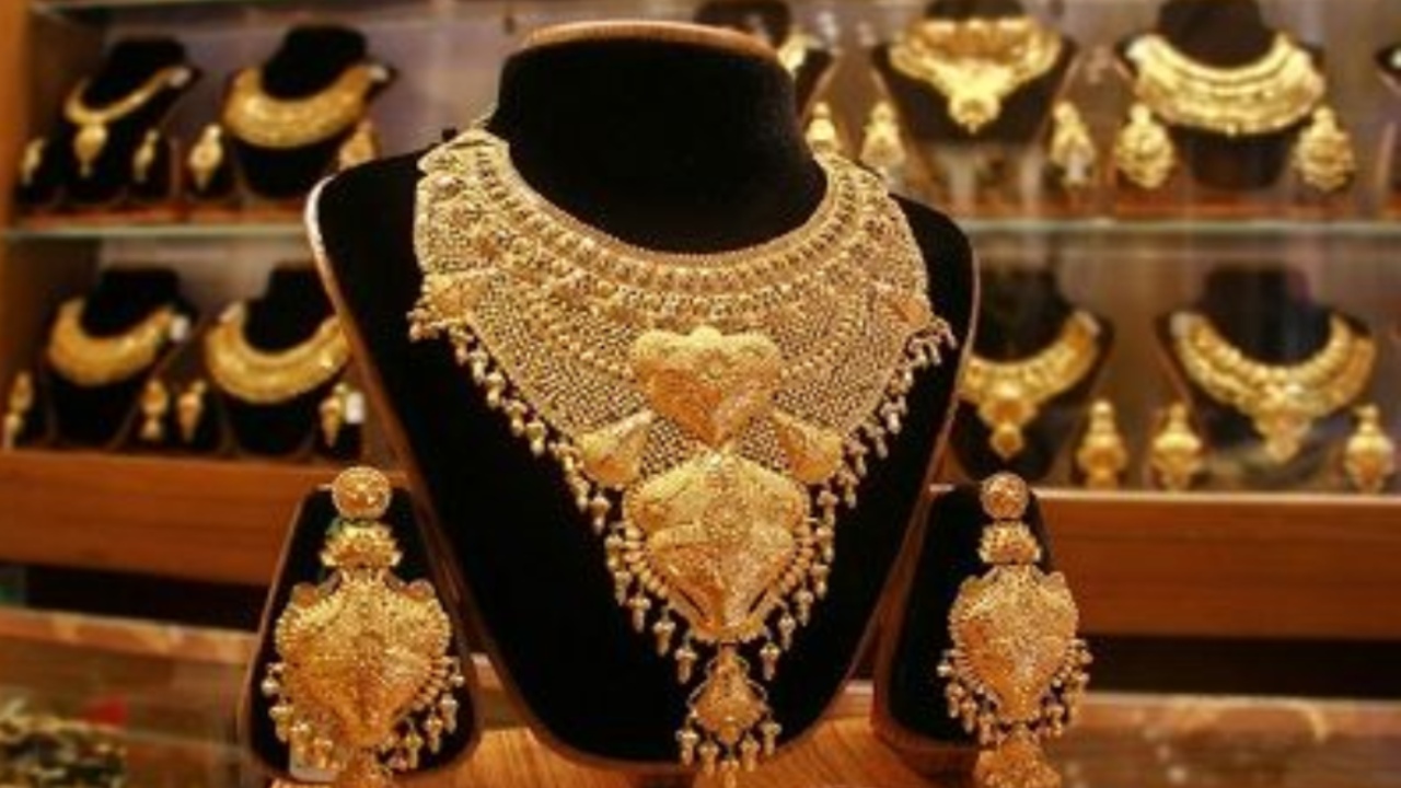 Gold Rate : పసిడి ప్రియులకు షాక్.. తెలుగు రాష్ట్రాల్లో భారీగా పెరిగిన బంగారం, వెండి ధరలు.. కొనేది ఎట్లా..? Gold Rate : పసిడి ప్రియులకు షాక్.. తెలుగు రాష్ట్రాల్లో భారీగా పెరిగిన బంగారం, వెండి ధరలు.. కొనేది ఎట్లా..?