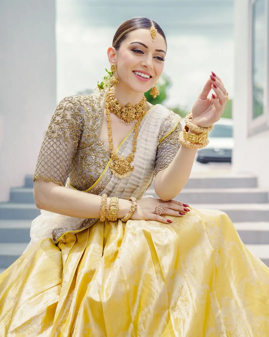 Hansika Motwani Cute Looks in Half Saree
